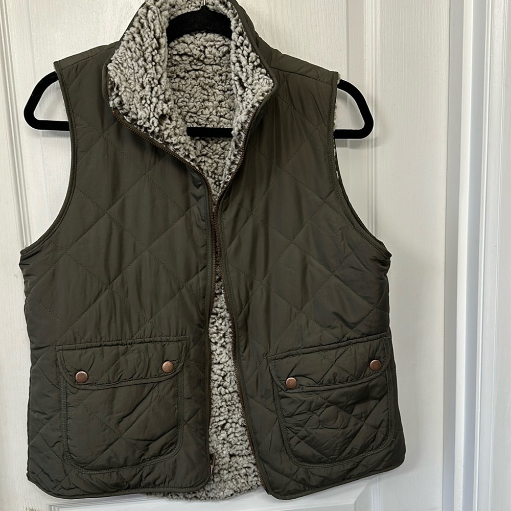 Thread and Supply reversible puffer vest. Size medium